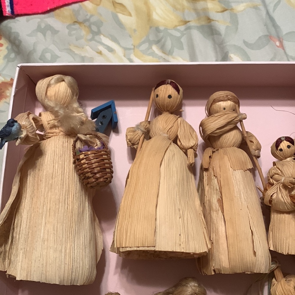 Handcrafted Corn Husk Dolls Set of 12 - Picture 3 of 5
